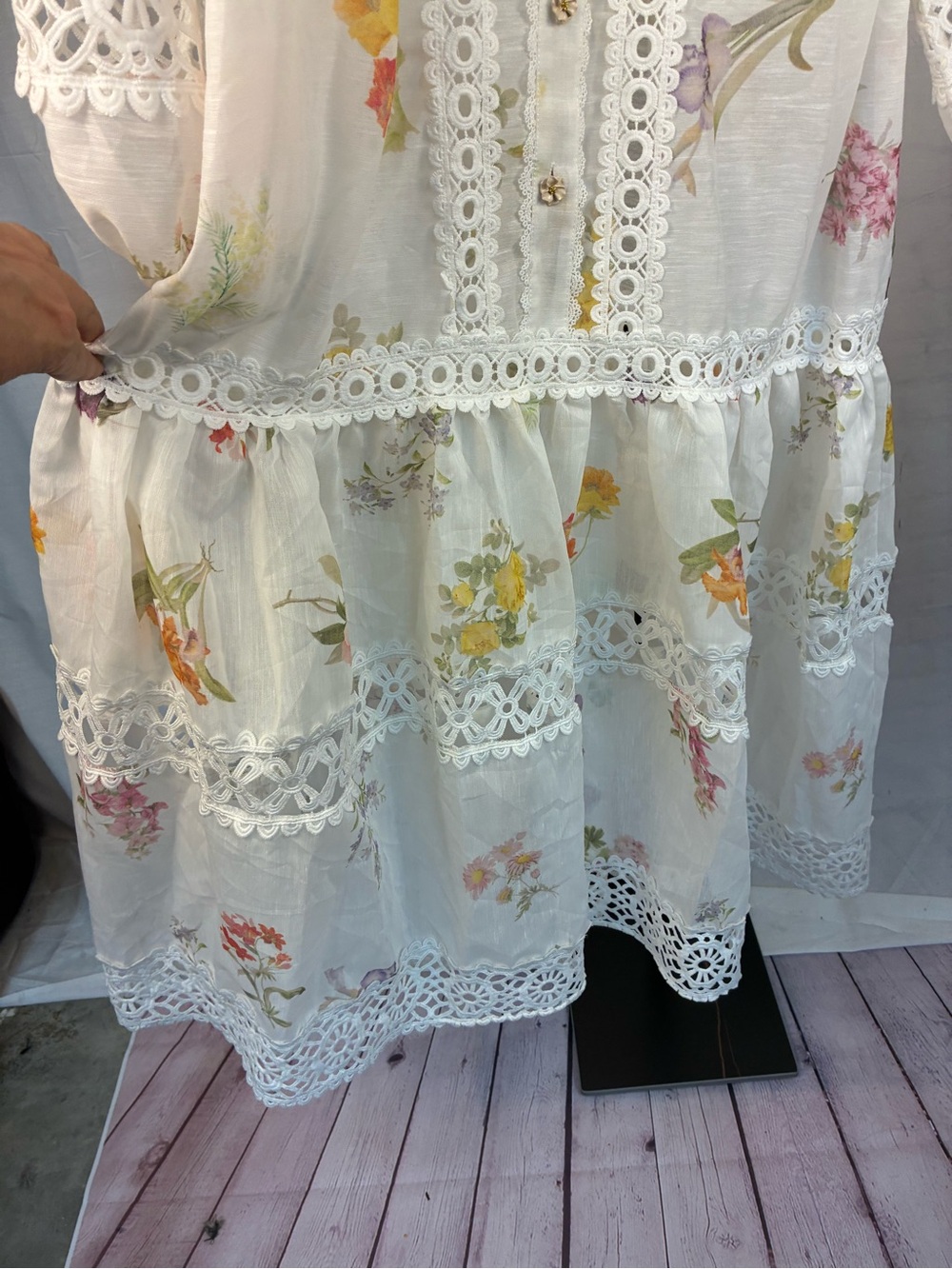 NWT Beautiful Floral Gauze and Lace Dress Flower Buttons S - Picture 6 of 13